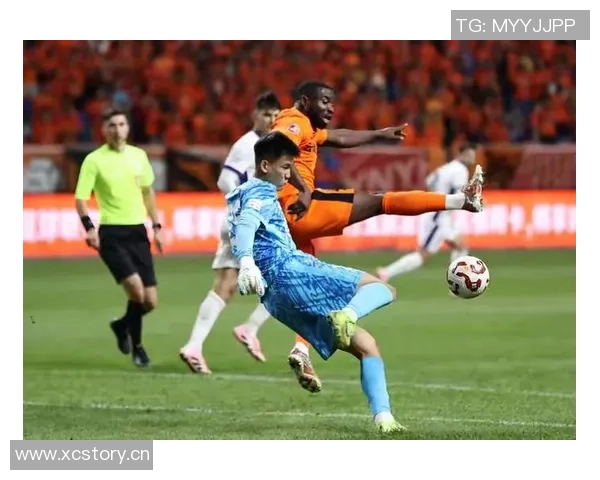 李新翔精彩穿裆过人后推射远角破门助海港4-2领先海牛 李新翔精彩穿裆过人后推射远角破门助海港4-2领先海牛