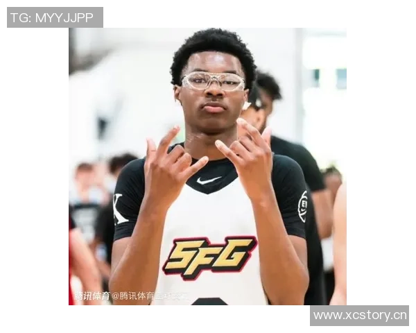 詹姆斯身穿布莱斯大学6号球衣到场观赛令老父亲倍感骄傲与自豪